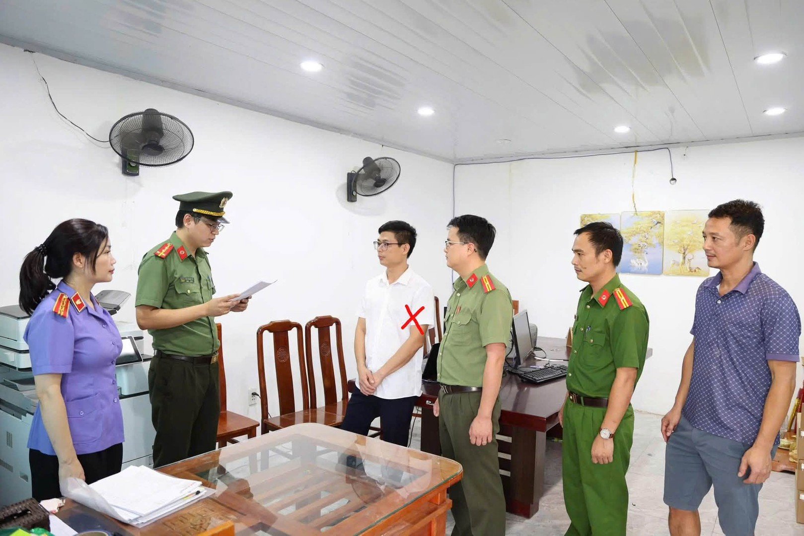 Cơ quan Công an tiến hành khám xét khẩn cấp nơi làm việc của Đàm Đình Mạnh (X), Giám đốc Công ty cổ phần xây dựng CTT. Ảnh: Công an cung cấp Cơ quan Công an tiến hành khám xét khẩn cấp nơi làm việc của Đàm Đình Mạnh (X), Giám đốc Công ty cổ phần xây dựng CTT. Ảnh: Công an cung cấp