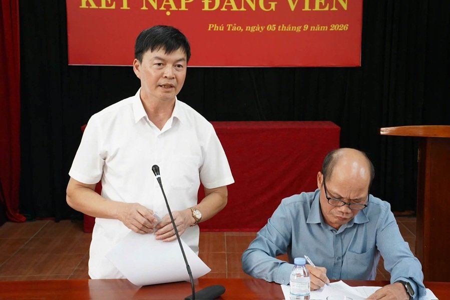Chủ tịch UBND phường Thạch Kh&ocirc;i ph&aacute;t biểu tại cuộc họp