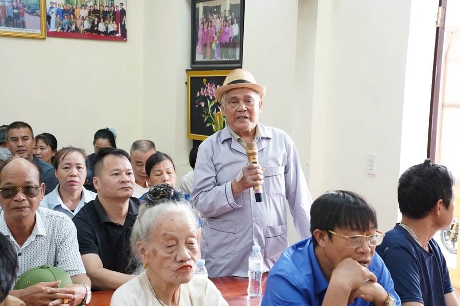 c&aacute;c hộ d&acirc;n ph&aacute;t biểu tại cuộc họp