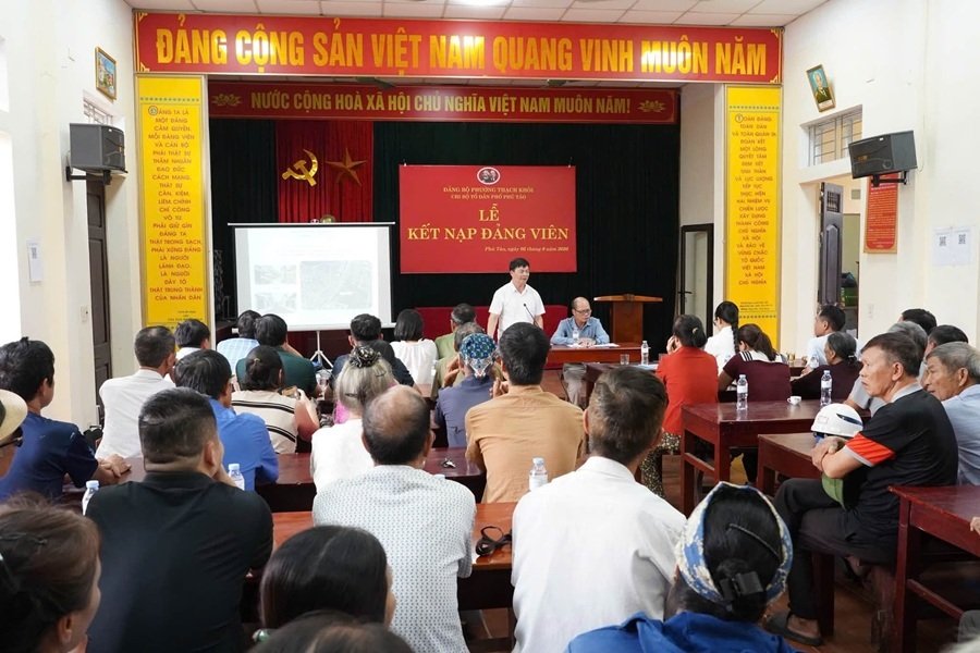 To&agrave;n cảnh cuộc họp vận động người d&acirc;n hiến đất mở đường