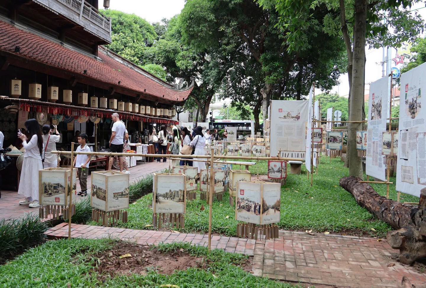 Kh&ocirc;ng gian trưng b&agrave;y h&igrave;nh ảnh, tư liệu về 36 phố phường tại khu vực Hậu vi&ecirc;n, Văn Miếu - Quốc Tử Gi&aacute;m thu h&uacute;t người d&acirc;n v&agrave; du kh&aacute;ch tham quan.