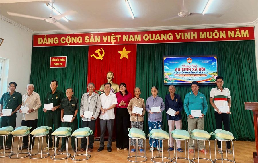 Ban Tổ chức chương tr&igrave;nh trao qu&agrave; cho Hội vi&ecirc;n Cựu chiến binh v&agrave; Hội vi&ecirc;n Phụ nữ c&oacute; ho&agrave;n cảnh kh&oacute; khăn