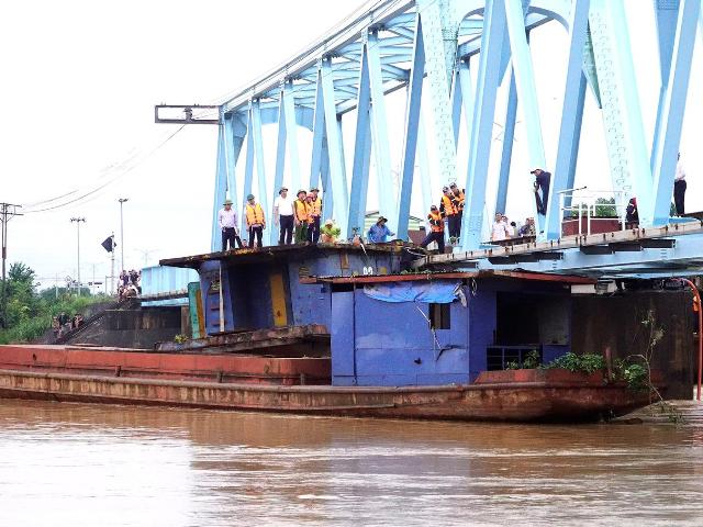 Nước lũ d&acirc;ng nhanh, 3 x&agrave; lan bị cuốn tr&ocirc;i mắc kẹt tại cầu Mỹ Ch&aacute;nh, c&aacute;c lực lượng chức năng đ&atilde; khẩn trương khắc phục sự cố.