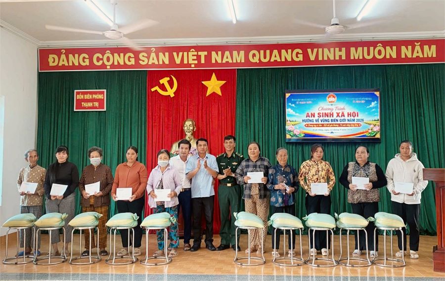 Hội vi&ecirc;n Hội Li&ecirc;n hiệp Phụ nữ x&atilde; B&igrave;nh Hiệp kh&oacute; khăn nhận qu&agrave; tại chương tr&igrave;nh