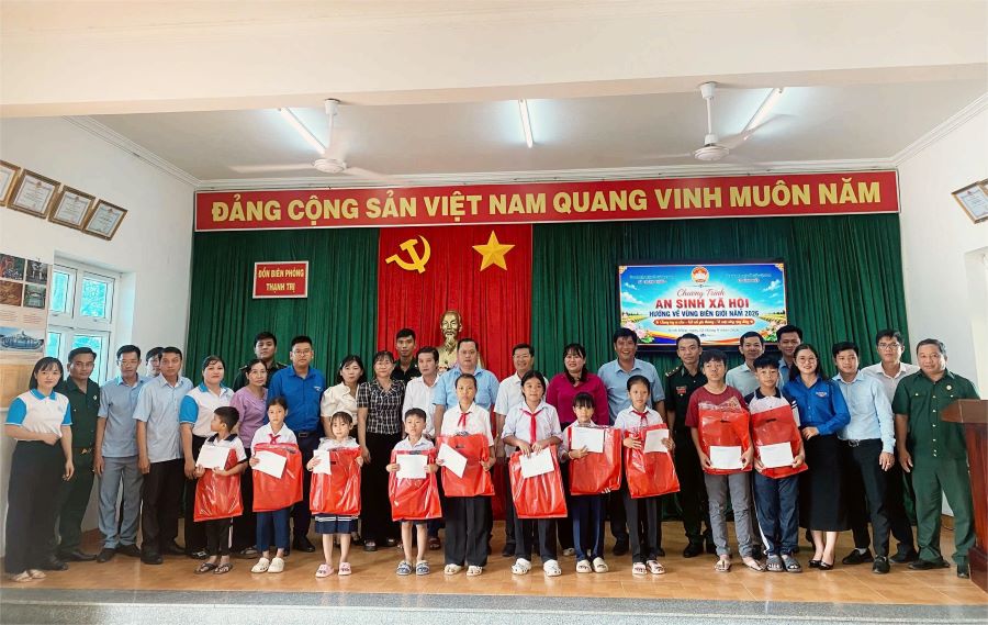 Ban Tổ chức chụp ảnh c&ugrave;ng c&aacute;c em học sinh c&oacute; ho&agrave;n cảnh kh&oacute; khăn nhận qu&agrave; tại chương tr&igrave;nh