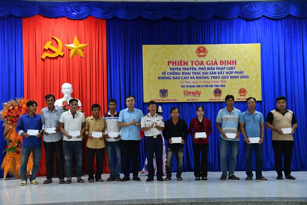 BTL Vùng Cảnh sát biển 4 trao tặng 20 suất quà (mỗi suất 1 triệu đồng) tặng gia đình chính sách, gia đình ngư dân có hoàn cảnh khó khăn trên địa bàn. BTL Vùng Cảnh sát biển 4 trao tặng 20 suất quà (mỗi suất 1 triệu đồng) tặng gia đình chính sách, gia đình ngư dân có hoàn cảnh khó khăn trên địa bàn.