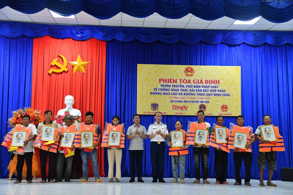 Đại diện BTL Vùng Cảnh sát biển 4 và Báo Công lý trao tặng Cờ Tổ quốc, ảnh Bác Hồ, áo phao cá nhân cho chủ tàu, thuyền trưởng tàu cá trên địa bàn. Đại diện BTL Vùng Cảnh sát biển 4 và Báo Công lý trao tặng Cờ Tổ quốc, ảnh Bác Hồ, áo phao cá nhân cho chủ tàu, thuyền trưởng tàu cá trên địa bàn.