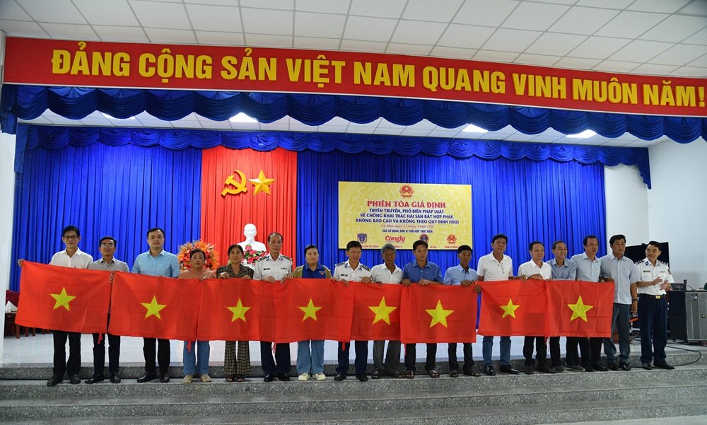 Đại diện BTL Vùng Cảnh sát biển 4, lãnh đạo địa phương và các đại biểu trao tặng Cờ Tổ quốc cho ngư dân tham dự Đại diện BTL Vùng Cảnh sát biển 4, lãnh đạo địa phương và các đại biểu trao tặng Cờ Tổ quốc cho ngư dân tham dự