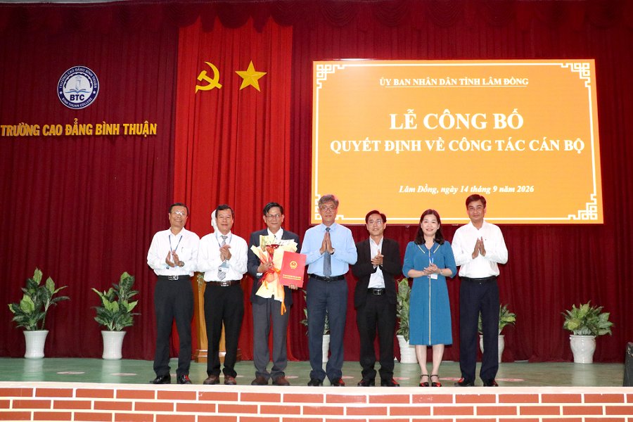 Sáng 14-9, UBND tỉnh tổ chức lễ công bố quyết định số 4496/QĐ-UBND ngày 10-9-2026 của Chủ tịch UBND tỉnh về việc điều động, bổ nhiệm ông Nguyễn Xuân Lộc, Phó giám đốc Sở Y tế, giữ chức Phó hiệu trưởng Trường Cao đẳng Bình Thuận. Sáng 14-9, UBND tỉnh tổ chức lễ công bố quyết định số 4496/QĐ-UBND ngày 10-9-2026 của Chủ tịch UBND tỉnh về việc điều động, bổ nhiệm ông Nguyễn Xuân Lộc, Phó giám đốc Sở Y tế, giữ chức Phó hiệu trưởng Trường Cao đẳng Bình Thuận.