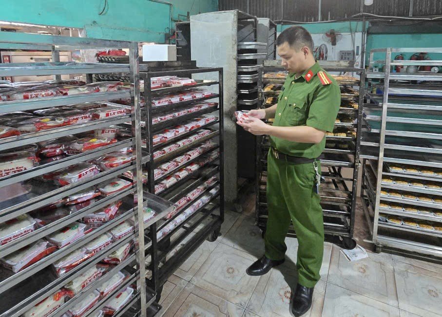 C&ocirc;ng an Ninh B&igrave;nh tăng cường kiểm so&aacute;t b&aacute;nh kẹo Trung thu