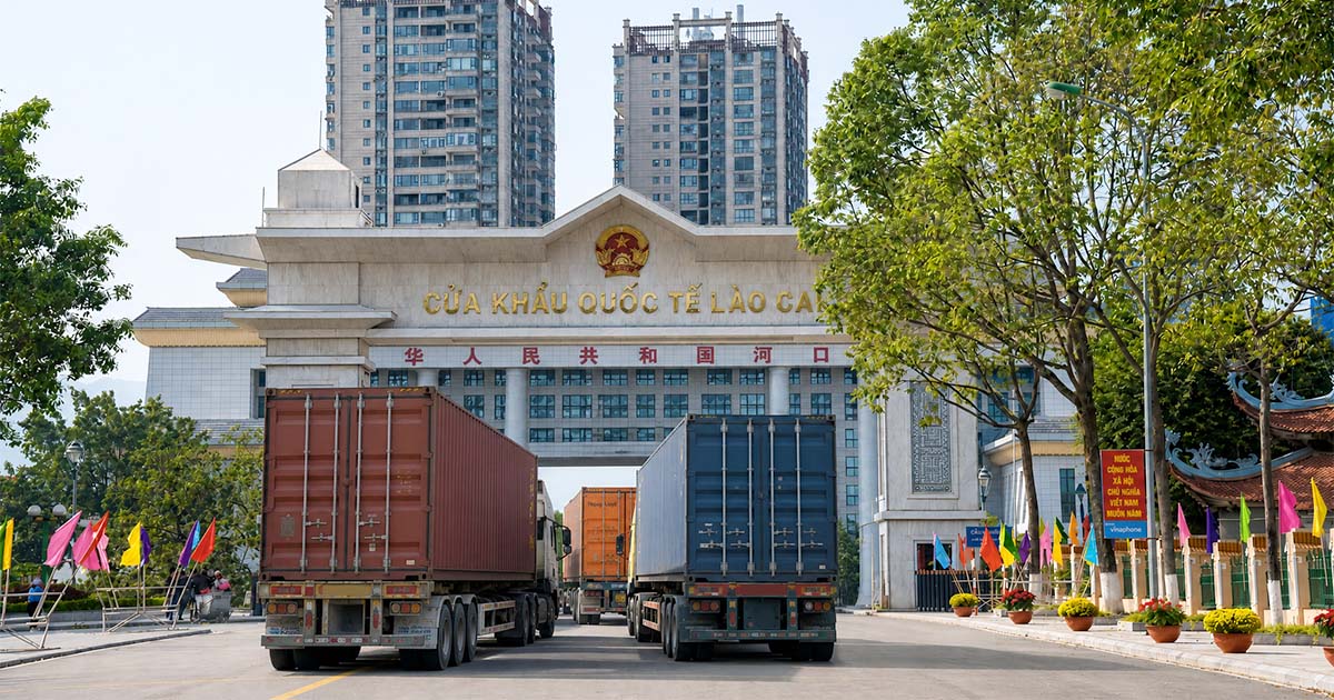 Hoạt động xuất nhập khẩu qua các cửa khẩu Việt Nam - Trung Quốc ngày càng được hiện đại hóa, kéo theo nhu cầu thanh toán và quản trị dòng tiền xuyên biên giới. Hoạt động xuất nhập khẩu qua các cửa khẩu Việt Nam - Trung Quốc ngày càng được hiện đại hóa, kéo theo nhu cầu thanh toán và quản trị dòng tiền xuyên biên giới.
