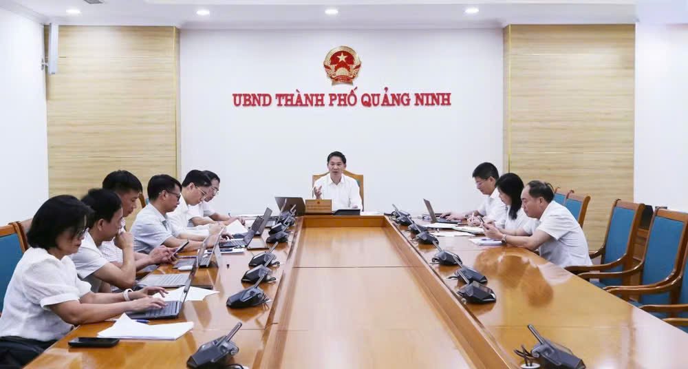 Ông Nguyễn Văn Công, Phó Chủ tịch UBND thành phố Quảng Ninh chủ trì cuộc họp Ông Nguyễn Văn Công, Phó Chủ tịch UBND thành phố Quảng Ninh chủ trì cuộc họp