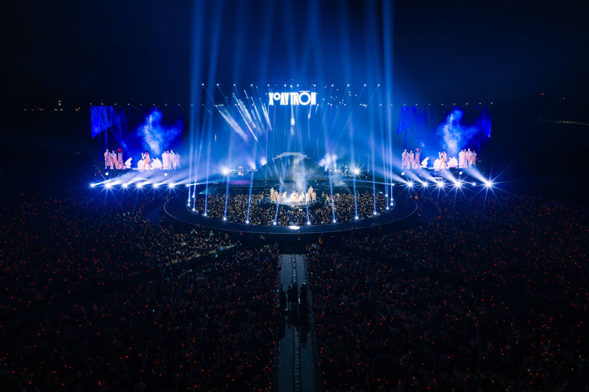 Hệ thống ánh sáng với gần 300 preset được vận hành live, kết hợp cùng sân khấu xoay và visual tại Xoay Tròn Concert Day 3 Hệ thống ánh sáng với gần 300 preset được vận hành live, kết hợp cùng sân khấu xoay và visual tại Xoay Tròn Concert Day 3