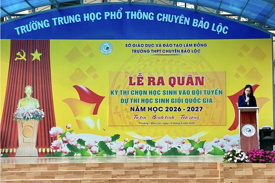Em Nguyễn T&acirc;m Như, đội tuyển học sinh giỏi m&ocirc;n Ngữ văn ph&aacute;t biểu tại buổi lễ ra qu&acirc;n.