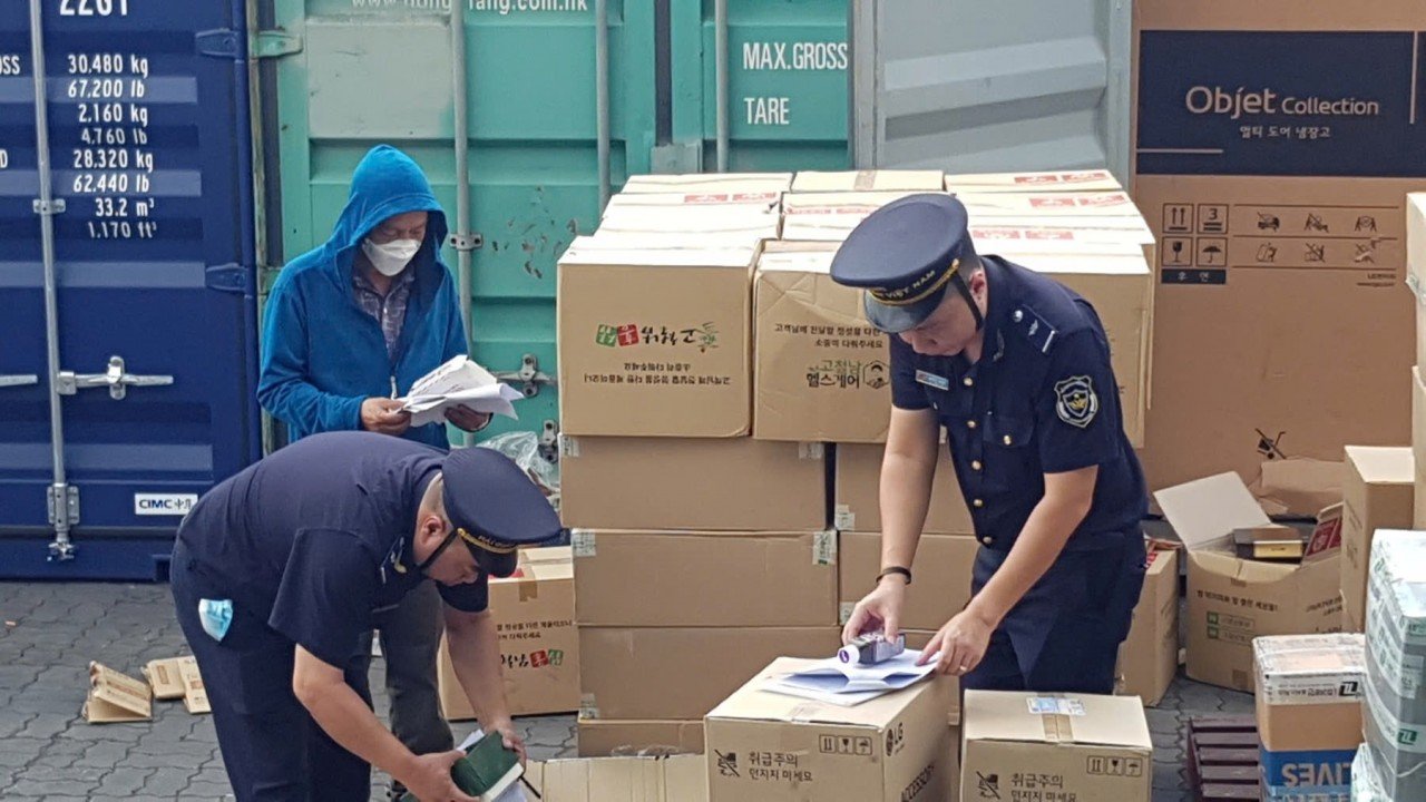 Hoạt động nghiệp vụ của công chức ngành Hải quan. Ảnh: customs.gov.vn Hoạt động nghiệp vụ của công chức ngành Hải quan. Ảnh: customs.gov.vn