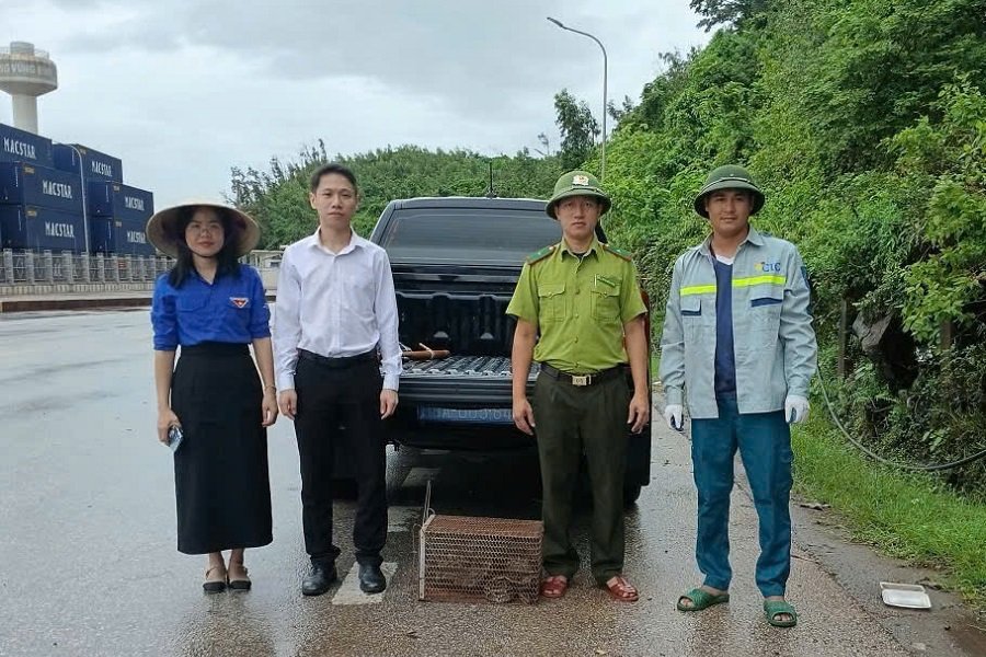 Lực lượng kiểm l&acirc;m H&agrave; Tĩnh c&ugrave;ng đại diện ch&iacute;nh quyền phường S&ocirc;ng Tr&iacute; tiếp nhận c&aacute; thể trăn gấm