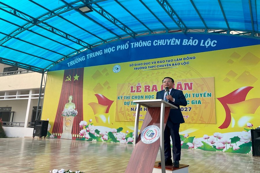 Thầy gi&aacute;o Nguyễn Vũ Minh T&uacute; &ndash; B&iacute; thư chi bộ, Hiệu trưởng nh&agrave; trường ph&aacute;t biểu dặn d&ograve;.