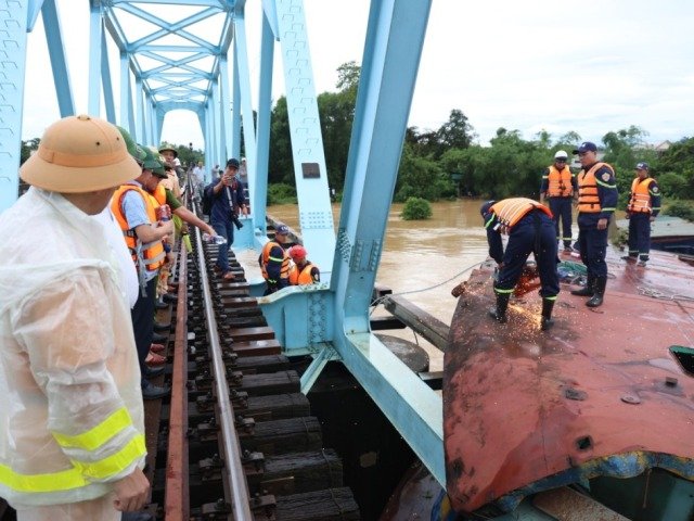 Lực lượng chức năng khắc phục sự cố 03 xà lan mắc kẹt tại cầu đường sắt Mỹ Chánh. Lực lượng chức năng khắc phục sự cố 03 xà lan mắc kẹt tại cầu đường sắt Mỹ Chánh.