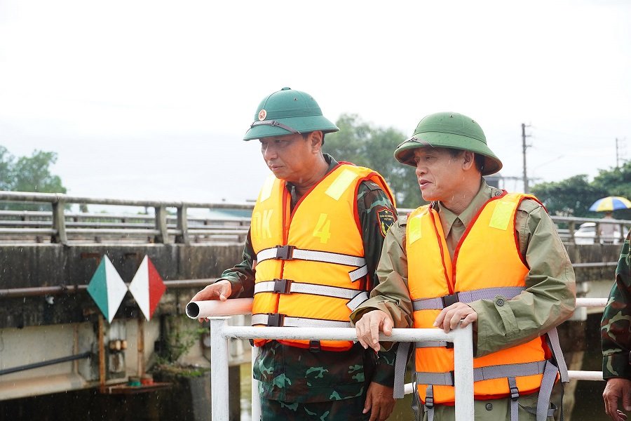 Trung tướng H&agrave; Thọ B&igrave;nh, Tư lệnh Qu&acirc;n khu 4 kiểm tra hiện trường sự cố s&agrave; lan mắc kẹt ở cầu đường sắt Mỹ Ch&aacute;nh, x&atilde; Nam Hải Lăng