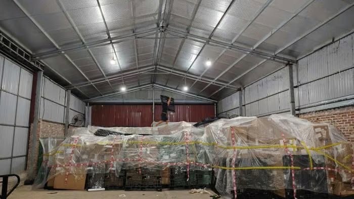Lực lượng Quản lý thị trường Hà Nội thu giữ hơn 93.000 sản phẩm keo, xịt tóc mang nhãn hiệu Make Sense không hóa đơn chứng từ Lực lượng Quản lý thị trường Hà Nội thu giữ hơn 93.000 sản phẩm keo, xịt tóc mang nhãn hiệu Make Sense không hóa đơn chứng từ