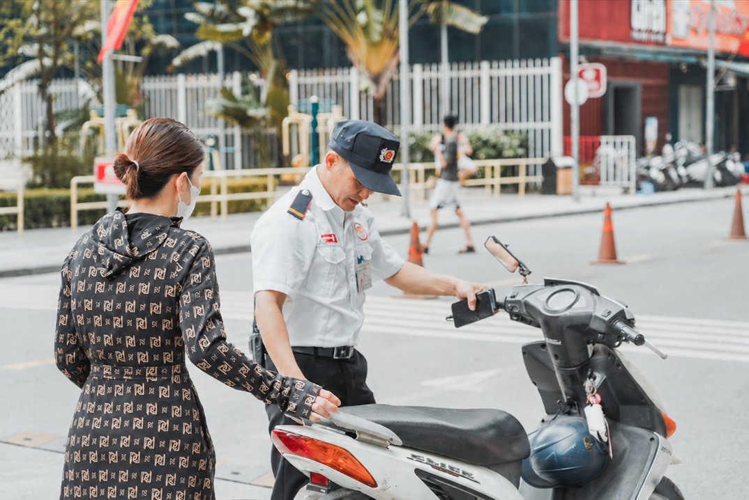 Công việc an ninh đòi hỏi người lao động được đào tạo về quy trình, kỹ năng quan sát, giao tiếp và xử lý tình huống. Ảnh: ROX Group Công việc an ninh đòi hỏi người lao động được đào tạo về quy trình, kỹ năng quan sát, giao tiếp và xử lý tình huống. Ảnh: ROX Group