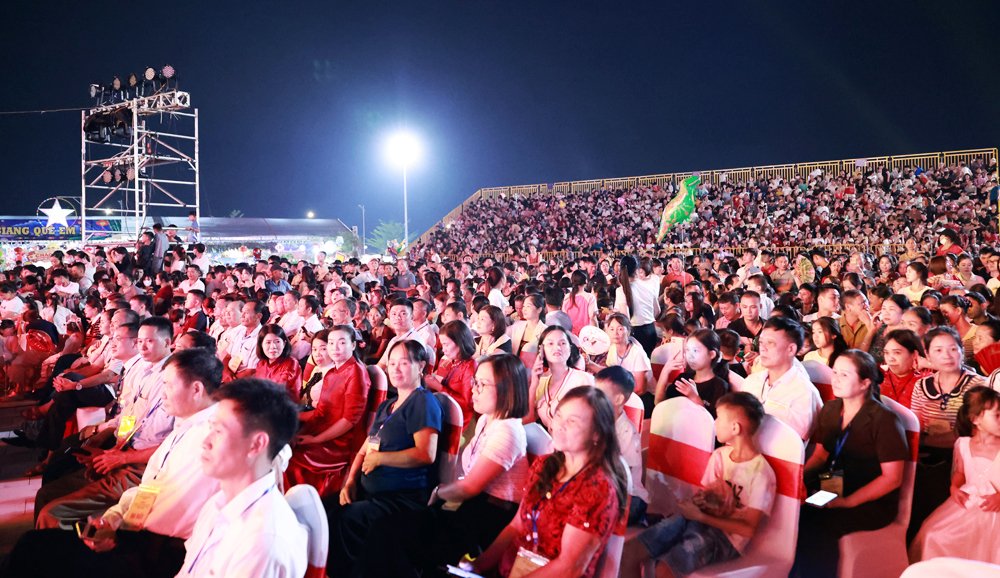 Đông đảo Nhân dân đến tham dự buổi lễ và thưởng thức chương trình nghệ thuật. Đông đảo Nhân dân đến tham dự buổi lễ và thưởng thức chương trình nghệ thuật.