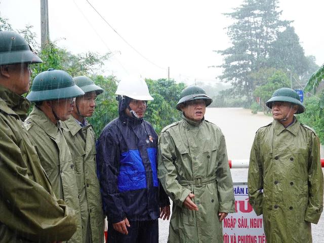 Phó Chủ tịch UBND tỉnh Lê Văn Bảo kiểm tra các tuyến đường bị ngập trên địa bàn xã Hướng Hiệp. Phó Chủ tịch UBND tỉnh Lê Văn Bảo kiểm tra các tuyến đường bị ngập trên địa bàn xã Hướng Hiệp.
