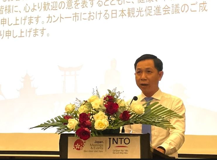 &Ocirc;ng Sầm Long Giang, Ph&oacute; Gi&aacute;m đốc Sở Văn h&oacute;a, Thể thao v&agrave; Du lịch TP. Cần Thơ ph&aacute;t biểu với Hội thảo
