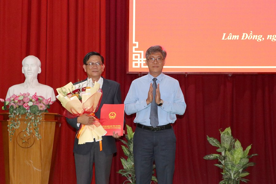 Phó Chủ tịch UBND tỉnh Nguyễn Minh trao quyết định và tặng hoa chúc mừng tân Phó Hiệu trưởng Trường Cao đẳng Bình Thuận Nguyễn Xuân Lộc. Phó Chủ tịch UBND tỉnh Nguyễn Minh trao quyết định và tặng hoa chúc mừng tân Phó Hiệu trưởng Trường Cao đẳng Bình Thuận Nguyễn Xuân Lộc.
