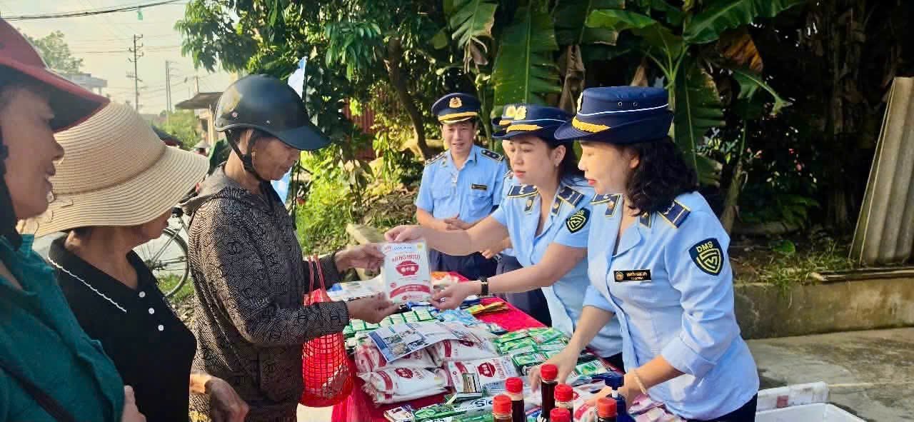 Cán bộ công chức quản lý thị trường tuyên truyền, phổ biến nhận biết hàng thật - hàng giả cho người dân Cán bộ công chức quản lý thị trường tuyên truyền, phổ biến nhận biết hàng thật - hàng giả cho người dân