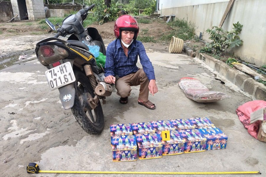 Nguyễn Thanh Quang bị bắt cùng tang vật là 10 hộp pháo hoa nổ Nguyễn Thanh Quang bị bắt cùng tang vật là 10 hộp pháo hoa nổ