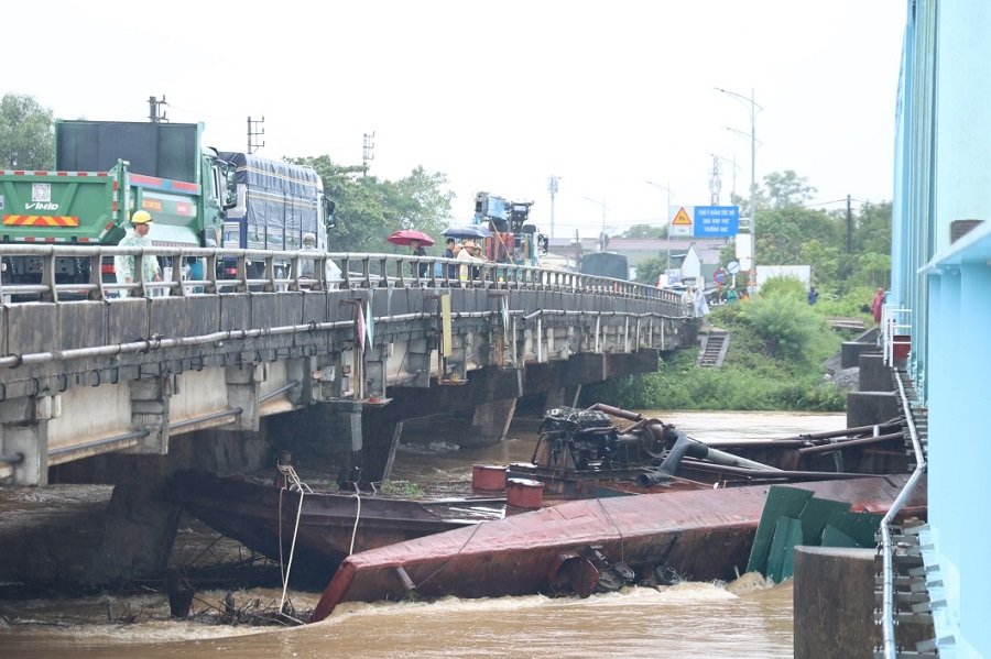 Các xà lan bị cuốn trôi mắc kẹt tại cầu đường sắt Mỹ Chánh Các xà lan bị cuốn trôi mắc kẹt tại cầu đường sắt Mỹ Chánh