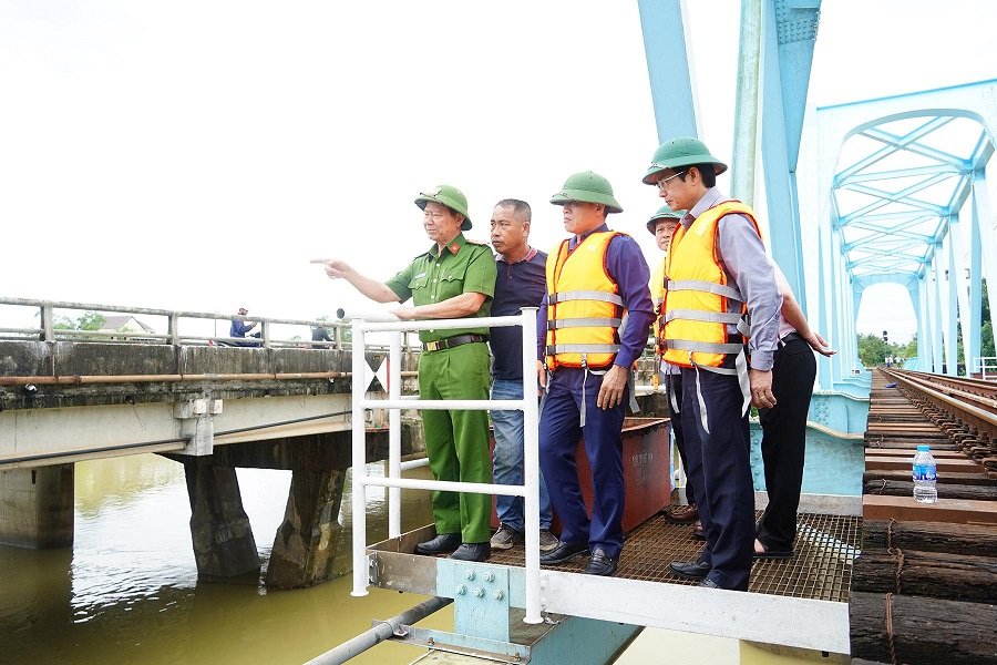 Phó Chủ tịch UBND tỉnh Quảng Trị Lê Văn Bảo kiểm tra hiện trường sự cố sà lan mắc kẹt ở cầu đường sắt Mỹ Chánh, xã Nam Hải Lăng Phó Chủ tịch UBND tỉnh Quảng Trị Lê Văn Bảo kiểm tra hiện trường sự cố sà lan mắc kẹt ở cầu đường sắt Mỹ Chánh, xã Nam Hải Lăng