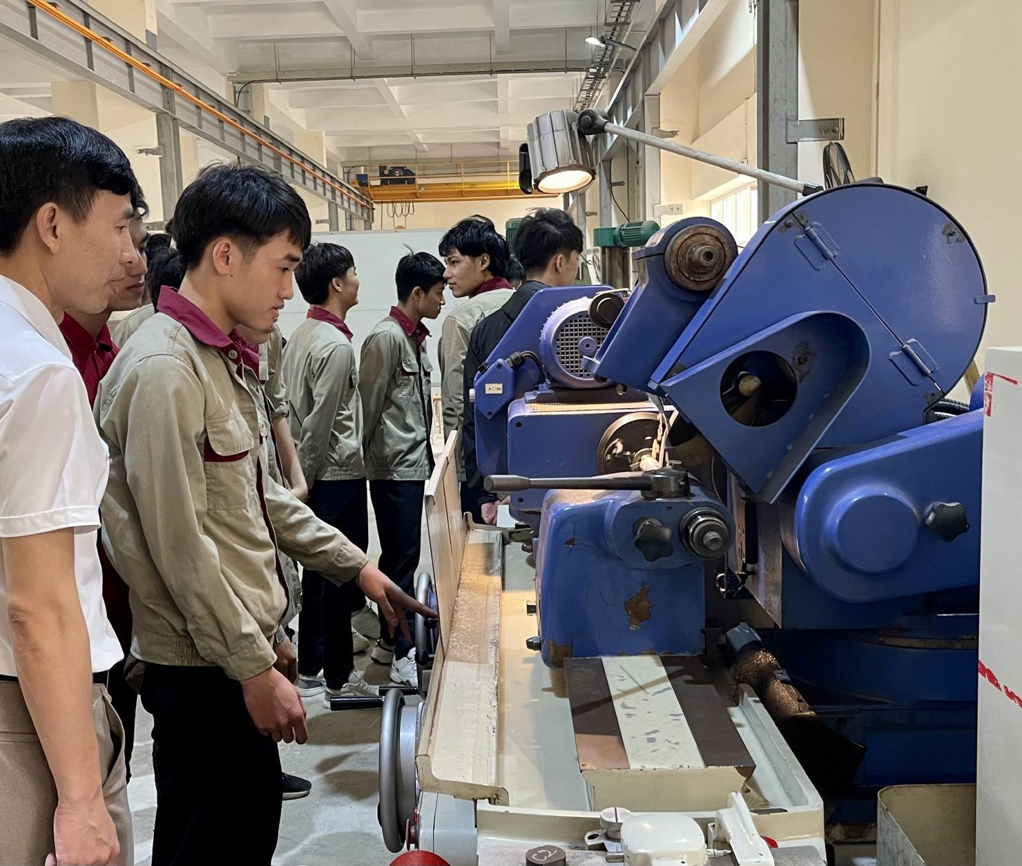 Sắp xếp mạng lưới cơ sở giáo dục nghề nghiệp công lập theo hướng tinh gọn, hiệu quả Sắp xếp mạng lưới cơ sở giáo dục nghề nghiệp công lập theo hướng tinh gọn, hiệu quả