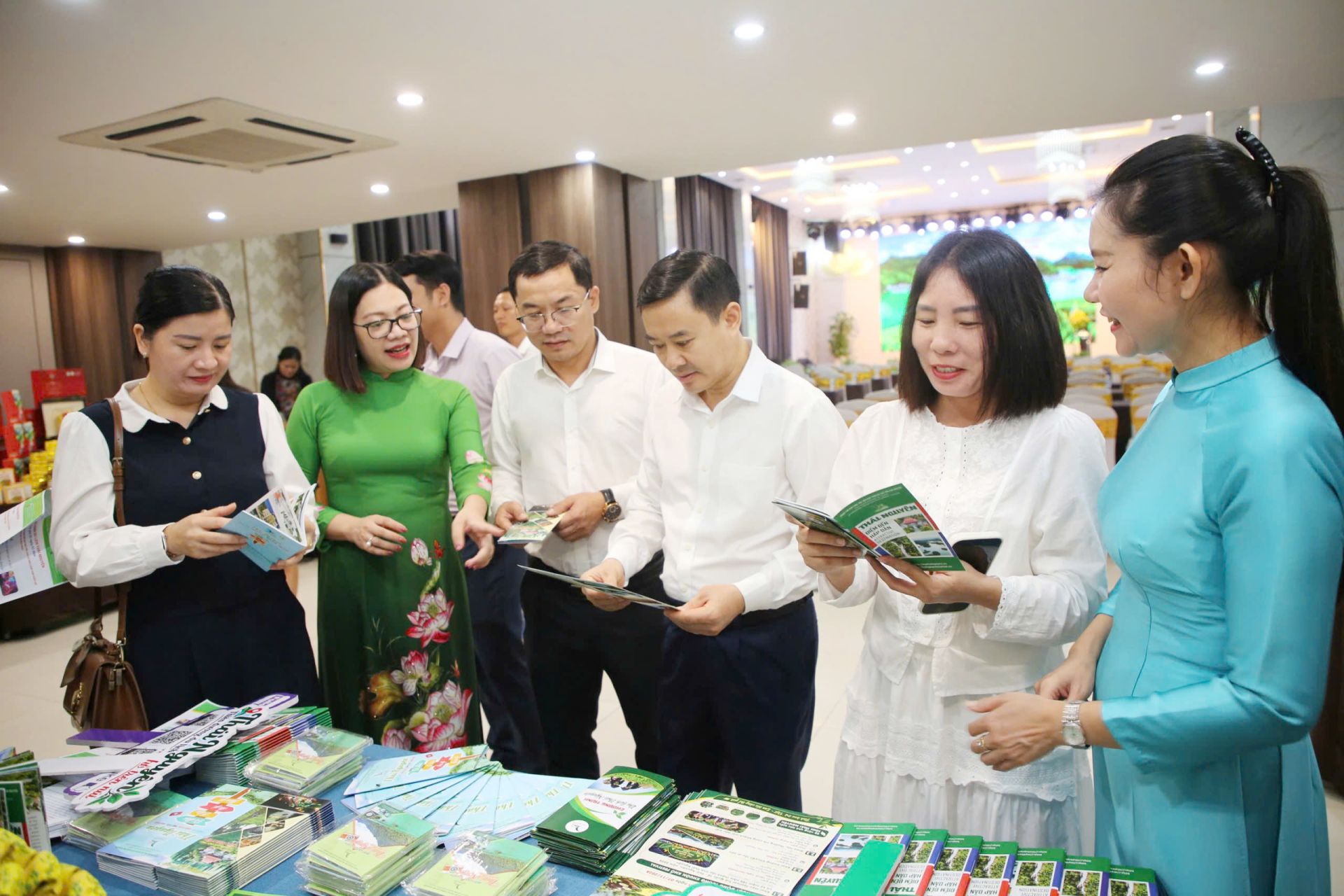 Trưng bày sản phẩm du lịch Thái Nguyên Trưng bày sản phẩm du lịch Thái Nguyên