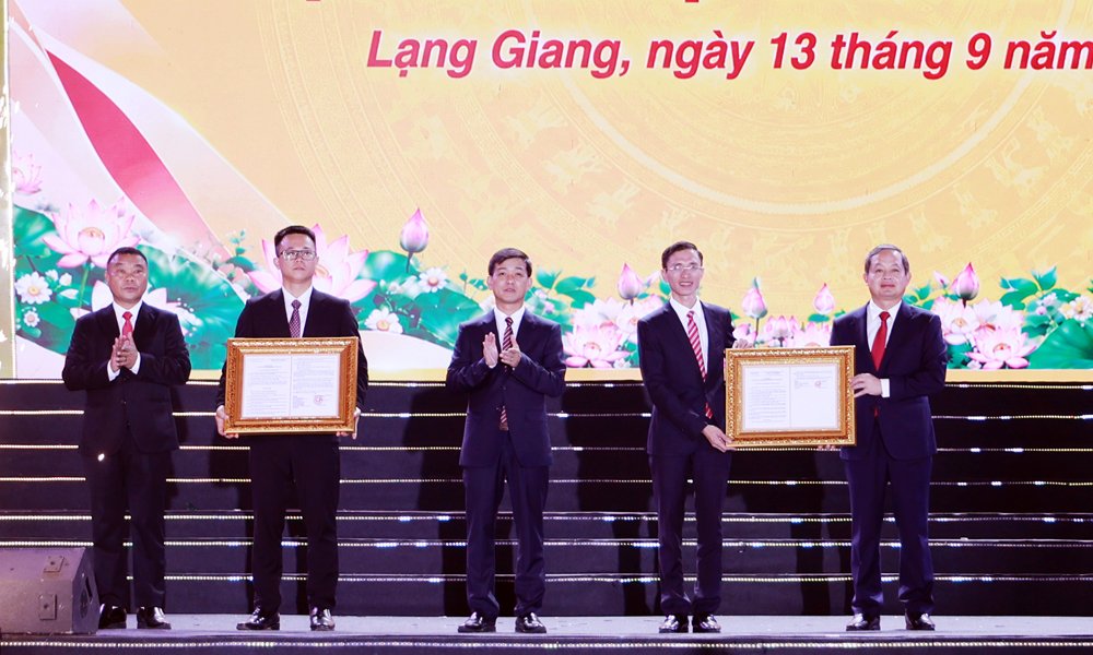Đồng chí Phạm Hoàng Sơn trao Nghị quyết của Ủy ban Thường vụ Quốc hội thành lập phường Lạng Giang và Quyết định của Chủ tịch UBND tỉnh công nhận Lạng Giang là đô thị loại III. Đồng chí Phạm Hoàng Sơn trao Nghị quyết của Ủy ban Thường vụ Quốc hội thành lập phường Lạng Giang và Quyết định của Chủ tịch UBND tỉnh công nhận Lạng Giang là đô thị loại III.