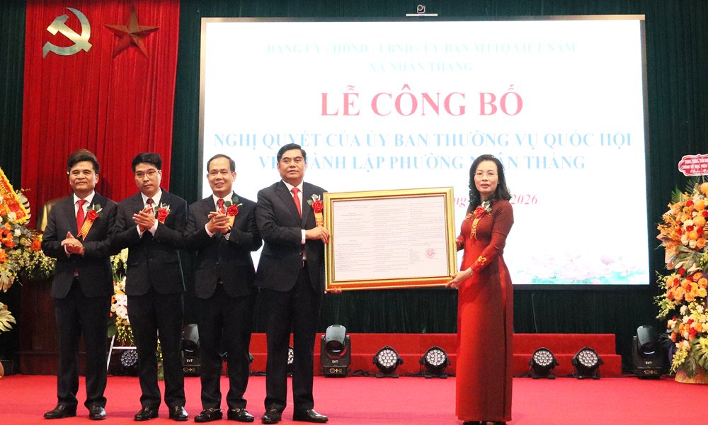 Đồng chí Nguyễn Thị Hương, Phó Bí thư Thường trực Tỉnh ủy trao Nghị quyết của Ủy ban Thường vụ Quốc hội về việc thành lập phường Nhân Thắng. Đồng chí Nguyễn Thị Hương, Phó Bí thư Thường trực Tỉnh ủy trao Nghị quyết của Ủy ban Thường vụ Quốc hội về việc thành lập phường Nhân Thắng.