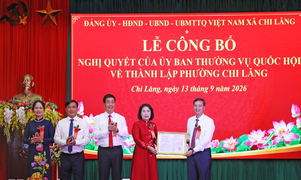 Đồng ch&iacute; Nguyễn Việt Oanh, Ph&oacute; B&iacute; thư Tỉnh ủy, Chủ tịch HĐND tỉnh trao Nghị quyết của Ủy ban Thường vụ Quốc hội th&agrave;nh lập phường Chi Lăng.