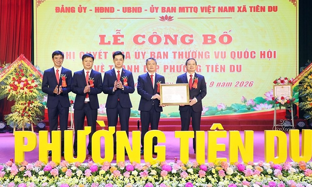 Đồng chí Phạm Hoàng Sơn Phó Bí thư Tỉnh ủy, Chủ tịch UBND tỉnh trao Nghị quyết của Ủy ban Thường vụ Quốc hội thành lập phường Tiên Du. Đồng chí Phạm Hoàng Sơn Phó Bí thư Tỉnh ủy, Chủ tịch UBND tỉnh trao Nghị quyết của Ủy ban Thường vụ Quốc hội thành lập phường Tiên Du.