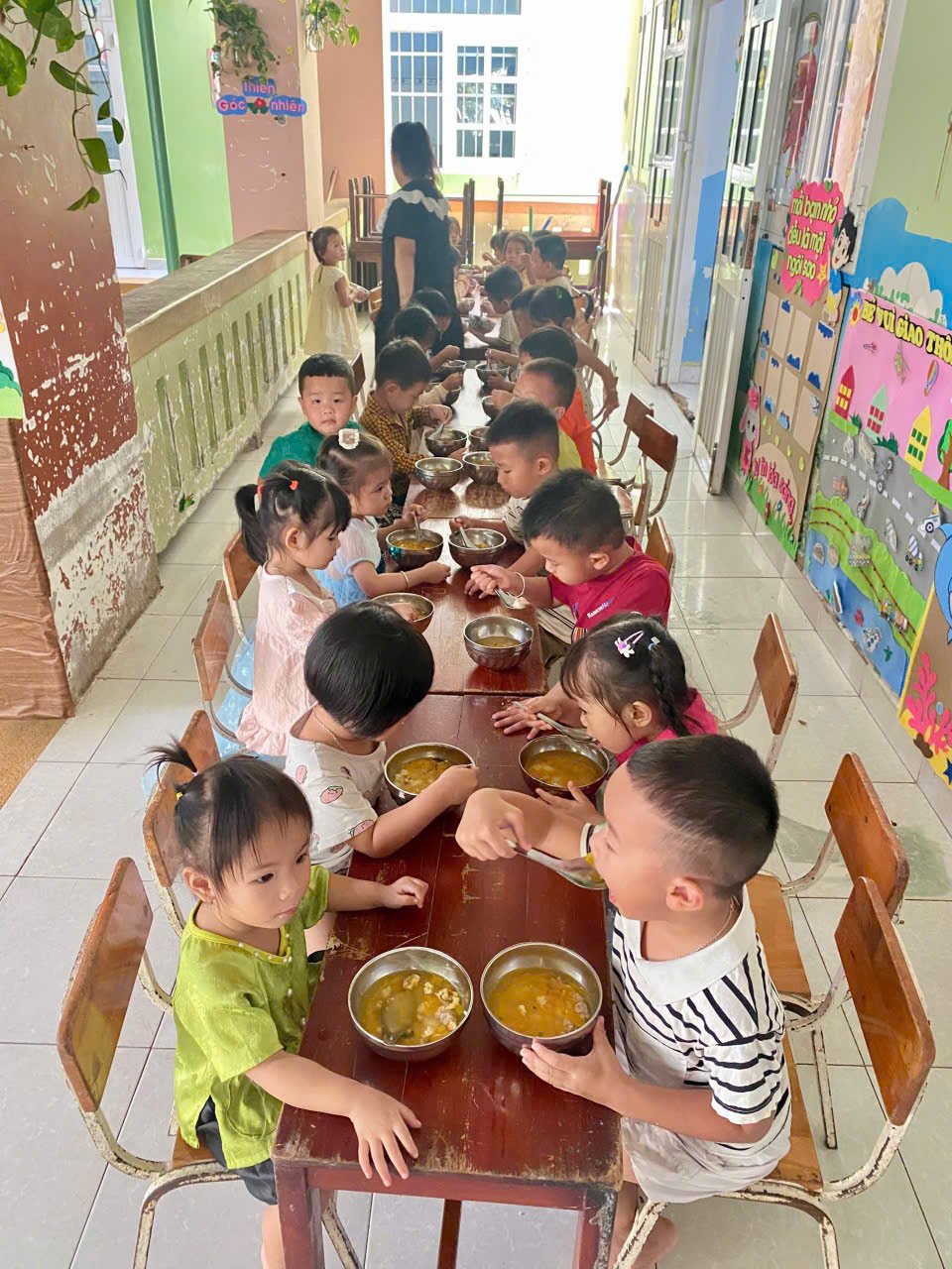 Giờ ăn tại trường MG T&acirc;n Hải, x&atilde; T&acirc;n Hải.