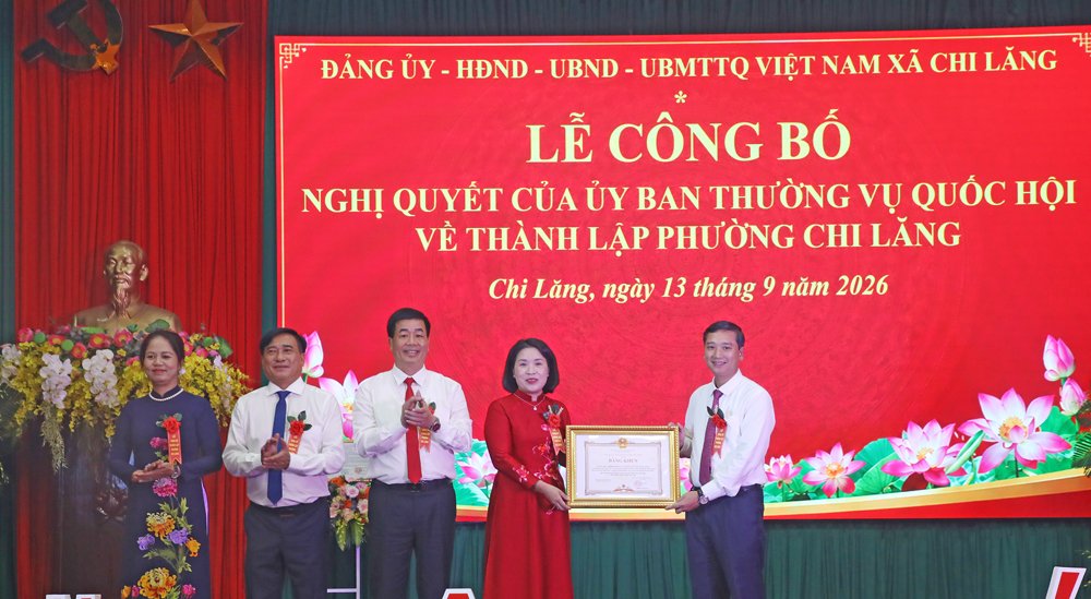 Đồng ch&iacute; Nguyễn Việt Oanh trao Bằng khen của Chủ tịch UBND tỉnh cho Đảng bộ, ch&iacute;nh quyền v&agrave; Nh&acirc;n d&acirc;n Chi Lăng.
