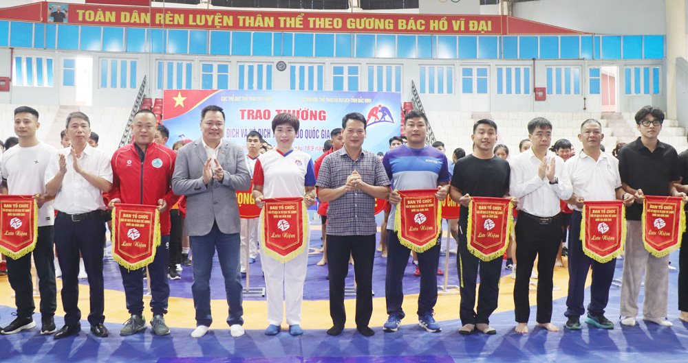 Ban tổ chức trao cờ lưu niệm cho c&aacute;c đo&agrave;n tham gia Giải v&ocirc; địch v&agrave; v&ocirc; địch trẻ Sambo quốc gia năm 2026.