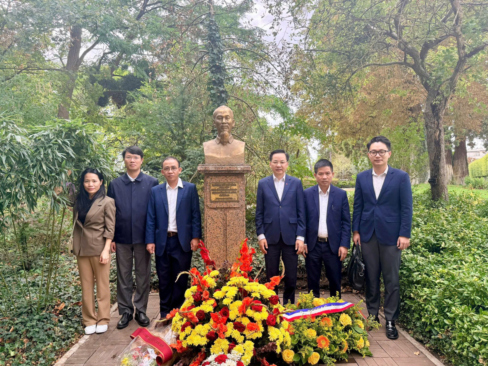 Đoàn Tập đoàn Hoá chất Việt Nam dâng hoa tưởng niệm Chủ tịch Hồ Chí Minh tại Montreuil, Paris Đoàn Tập đoàn Hoá chất Việt Nam dâng hoa tưởng niệm Chủ tịch Hồ Chí Minh tại Montreuil, Paris