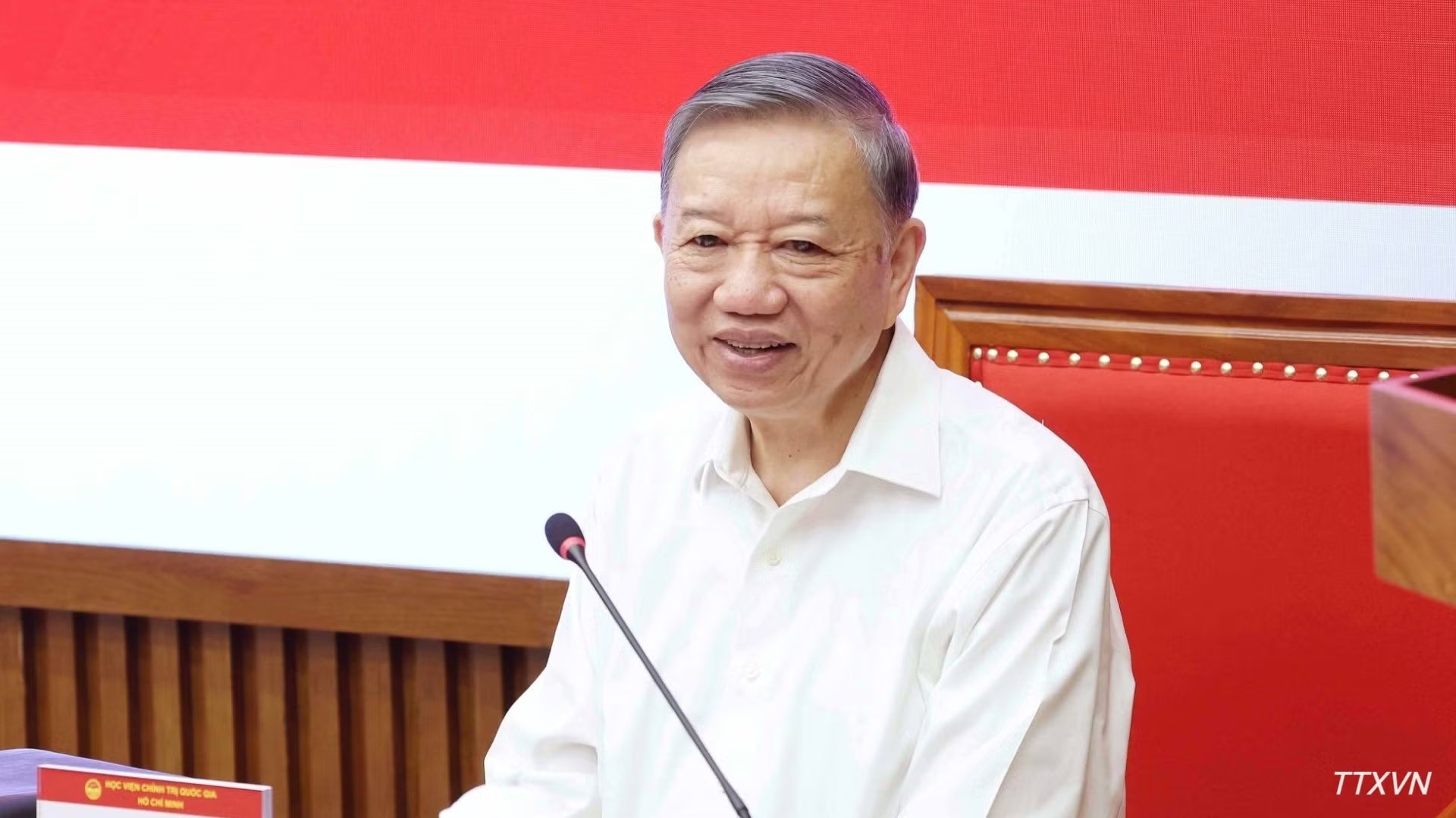 Tổng B&iacute; thư, Chủ tịch nước T&ocirc; L&acirc;m trao đổi v&agrave; truyền đạt Chuy&ecirc;n đề. (Ảnh: TTXVN)