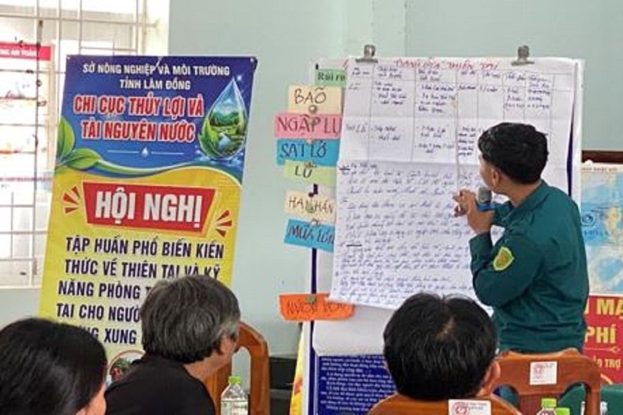 Lớp tập huấn không chỉ trang bị kiến thức, kỹ năng cần thiết cho người dân và lực lượng xung kích mà còn góp phần hình thành ý thức tự giác, tinh thần trách nhiệm đối với cộng đồng. Lớp tập huấn không chỉ trang bị kiến thức, kỹ năng cần thiết cho người dân và lực lượng xung kích mà còn góp phần hình thành ý thức tự giác, tinh thần trách nhiệm đối với cộng đồng.