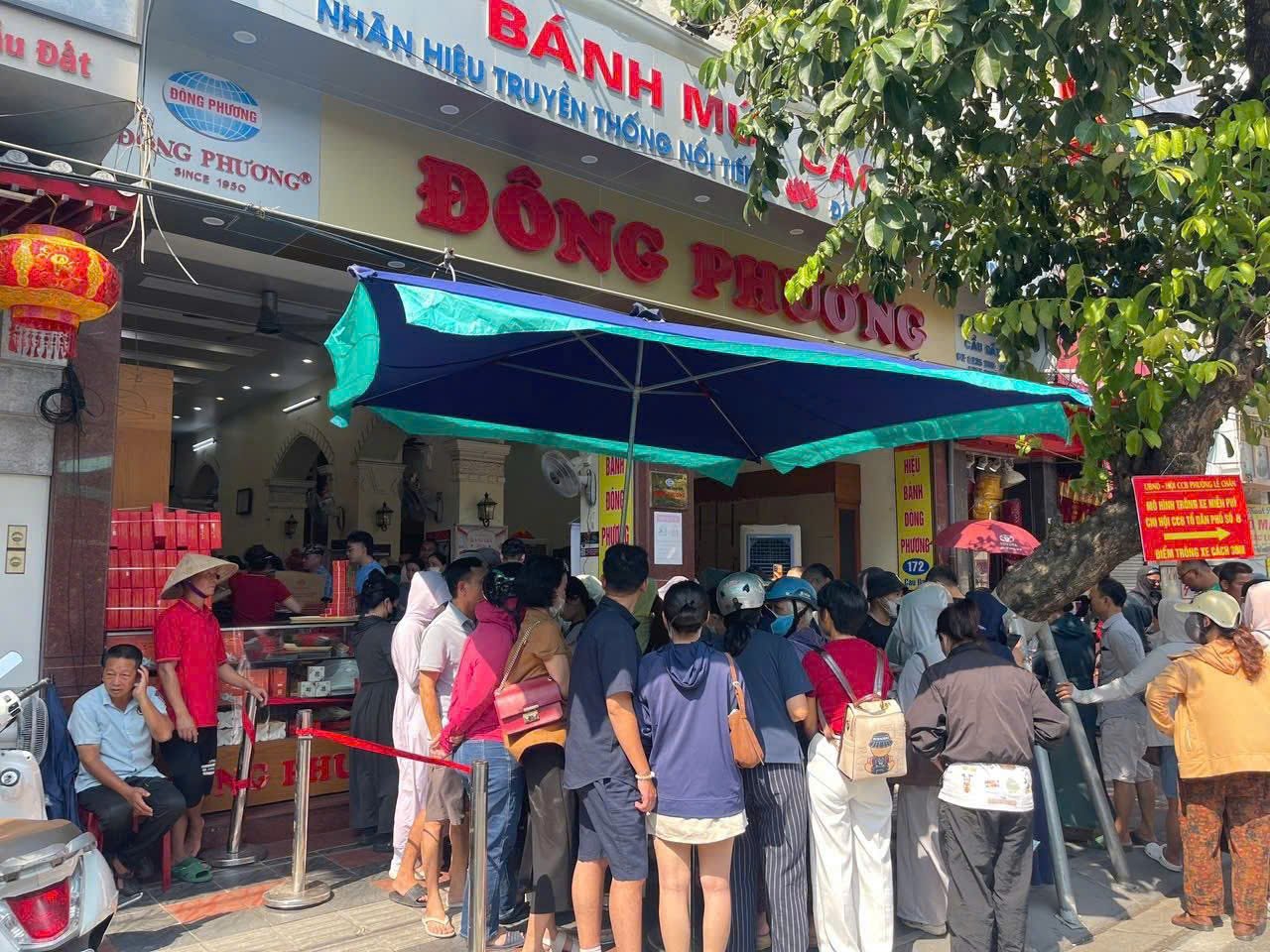 Người dân xếp hàng mua bánh trung thu Đông Phương Người dân xếp hàng mua bánh trung thu Đông Phương