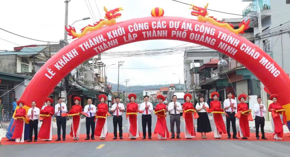 Các đại biểu thực hiện nghi thức cắt băng khánh thành các công trình chào mừng thành lập TP Quảng Ninh tại phường Yên Tử Các đại biểu thực hiện nghi thức cắt băng khánh thành các công trình chào mừng thành lập TP Quảng Ninh tại phường Yên Tử