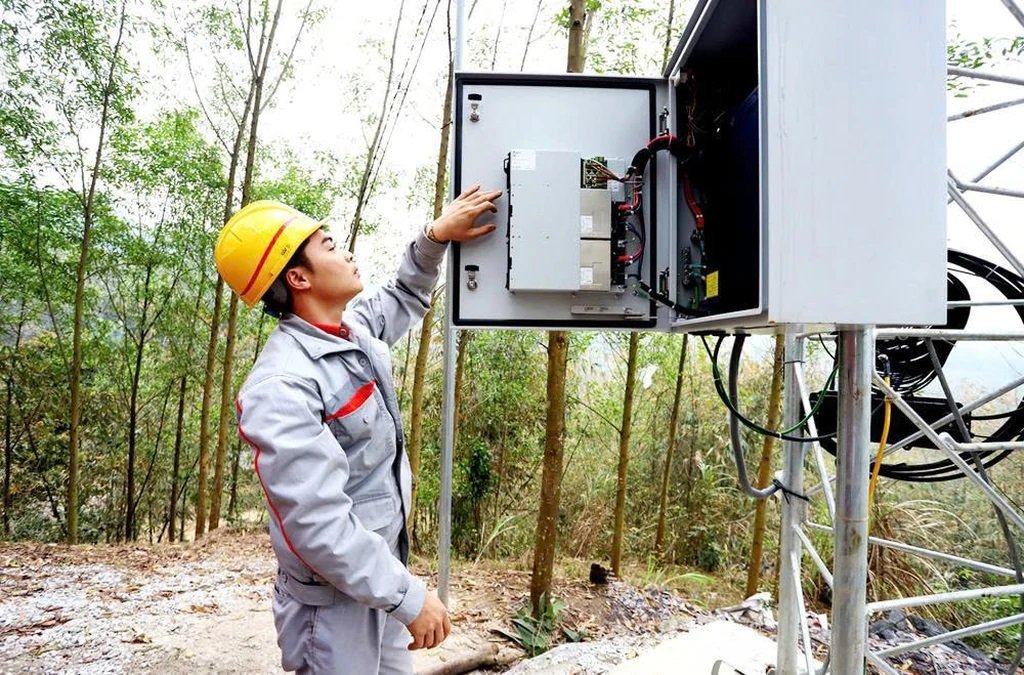 Cán bộ kỹ thuật Viettel kiểm tra thiết bị tại trạm phát sóng ở khu vực vùng núi cao Thái Nguyên. Cán bộ kỹ thuật Viettel kiểm tra thiết bị tại trạm phát sóng ở khu vực vùng núi cao Thái Nguyên.