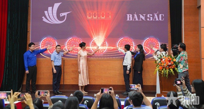 Đại biểu thực hiện nghi thức ph&aacute;t động chương tr&igrave;nh &ldquo;Bản sắc&rdquo; năm 2026. Ảnh: PV
