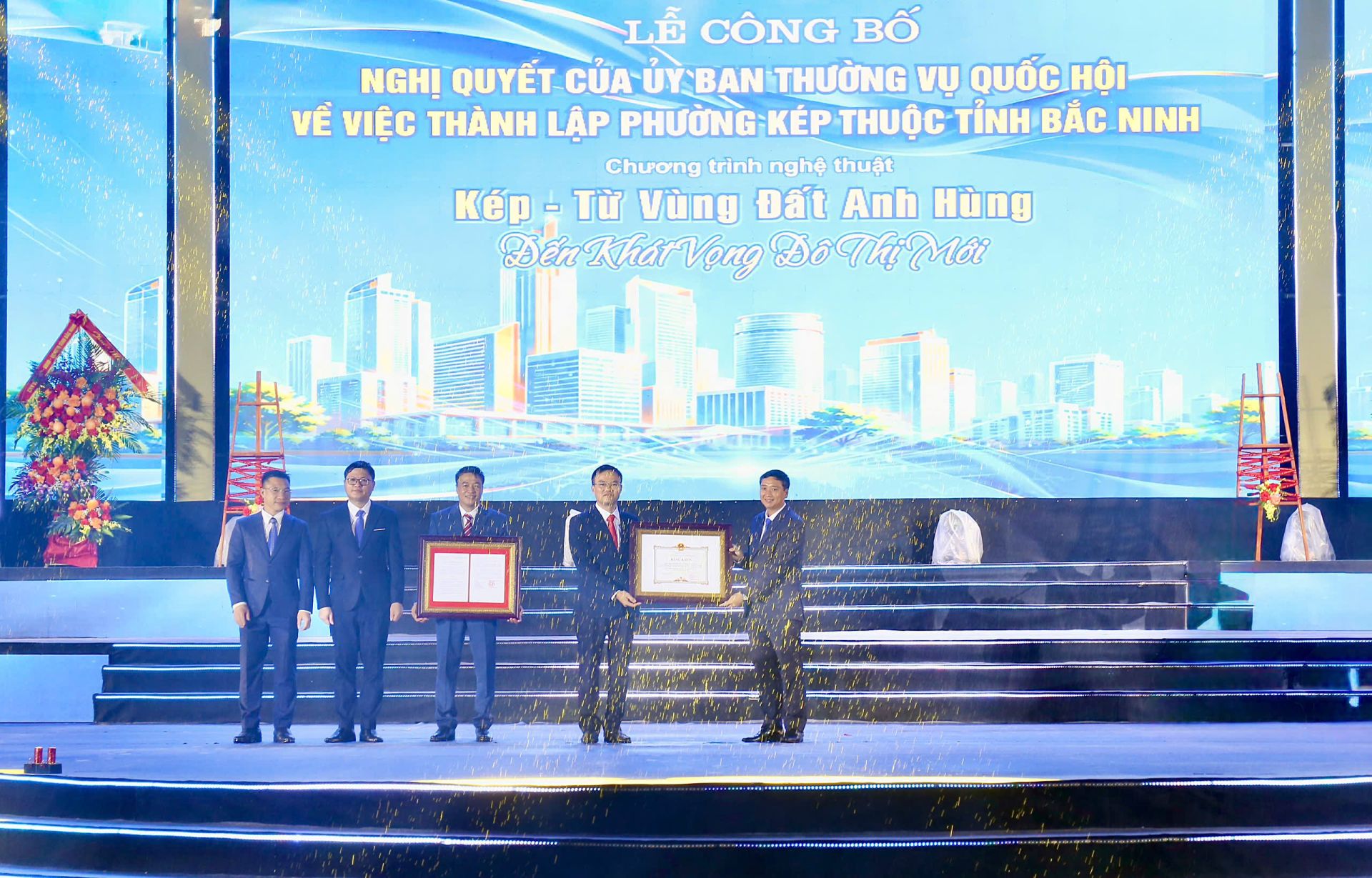 Đồng ch&iacute; Nguyễn Việt Oanh, Ph&oacute; B&iacute; thư Tỉnh ủy, Chủ tịch HĐND tỉnh tặng Bằng khen của Chủ tịch UBND tỉnh cho Đảng bộ, ch&iacute;nh quyền v&agrave; Nh&acirc;n d&acirc;n x&atilde; K&eacute;p.
